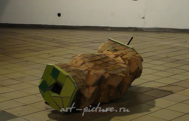 Огрызок, 2009, часть кирпичной стены Сосновского сахарного завода, плитка, цемент, прибл. 150x70 см