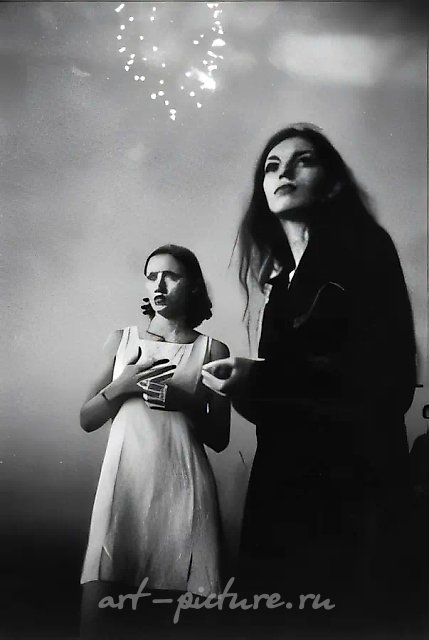选自《少女们》系列（1989–2008），1999年，黑白照片，30x40厘米