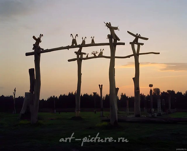 Границы империи, 2007, деревянные детали ручной работы. Реализовано в ленд-арт парке «Никола-Ленивец»