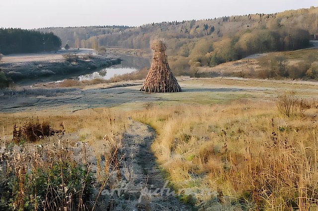 Маяк на Угре, 2004, деревянные детали ручной работы. Реализовано в ленд-арт парке «Никола-Ленивец»