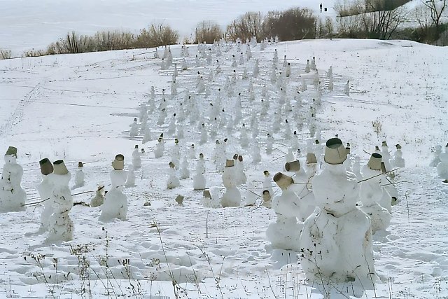 Снеговики, 2000, ленд-арт объект. Реализовано в ленд-арт парке «Никола-Ленивец»