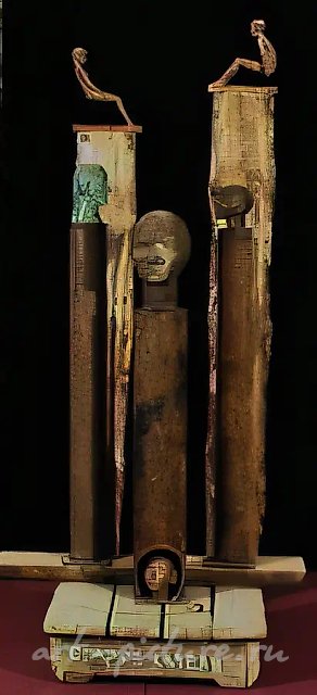 Старые качели (Воспоминания о шестидесятых), 1966, дерево, металл, гельветика, h — 200 см. Собственность автора