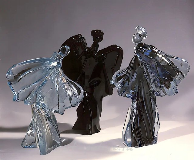 Танцующие ангелы, 1992, стекло, формовка в металлической форме, 43x25x20. Собственность автора