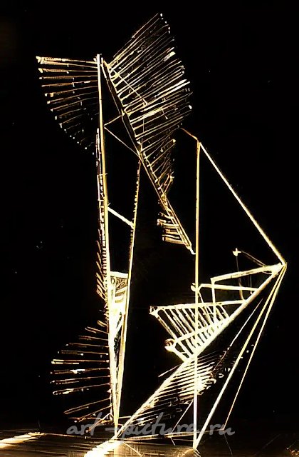Объект №2, 1990, цветное стекло с зеркалом и чёрным стеклом, металл, 240x170x130. Собственность Бобруйского центра культуры