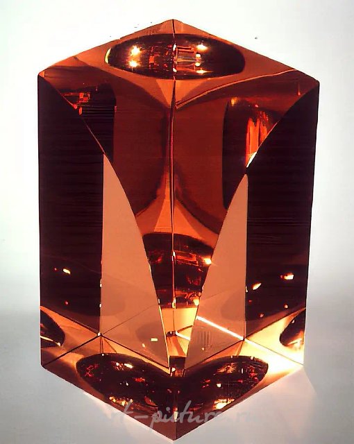 Своды, 1991, оптич. стекло, шлифование, 160х160х200 Собственность автора