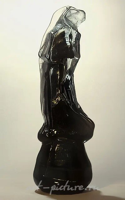 Опаленная, 1988, стекло, выдувание в форму, высота 46 Собственность Государственного музея
керамики и усадьбы "Кусково" XVIII в. Москва