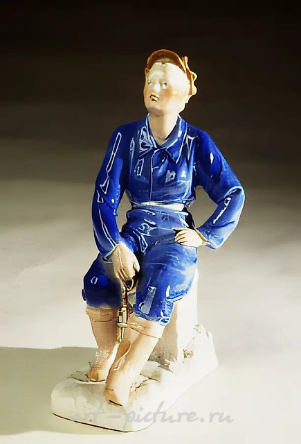 Машинистка электровоза, шахтер Аня Анисимова, 1949, фарфор, подглазурная роспись, 24,5х11х15,5 Находится в галерее "СТАНБЕТ". Москва
