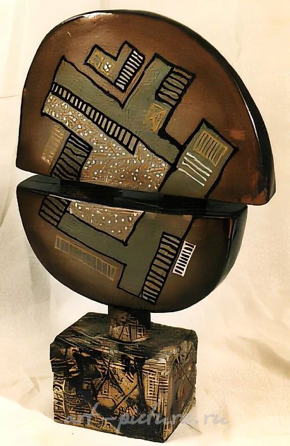 Ragtime, 1986, chamotte, engobe, glazing, 67x48x17 Author`s property