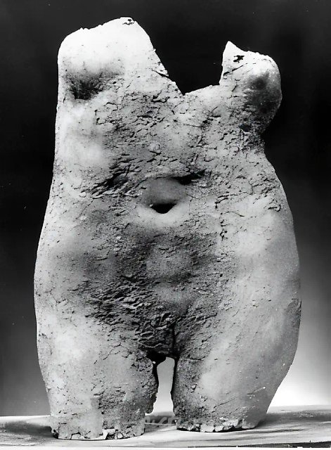 女性躯干，1985年，沙莫陶，80x50x30。作者收藏。