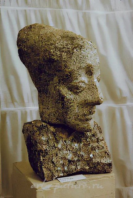 Portrait of the daughter, 1978, granite, 40x30x22 Author`s property