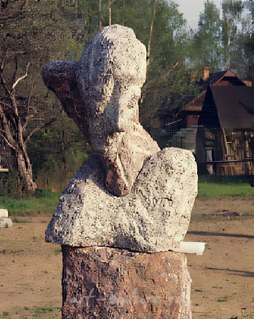 Portrait of the daughter, 1978, granite, 50x30x35 Author`s property