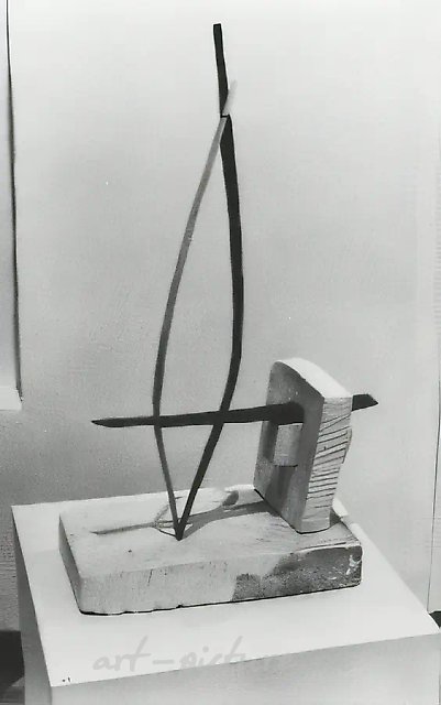 Пейзаж, 1991, камень, дерево, 60х20х10. Собственность галереи «Art Modern». Москва