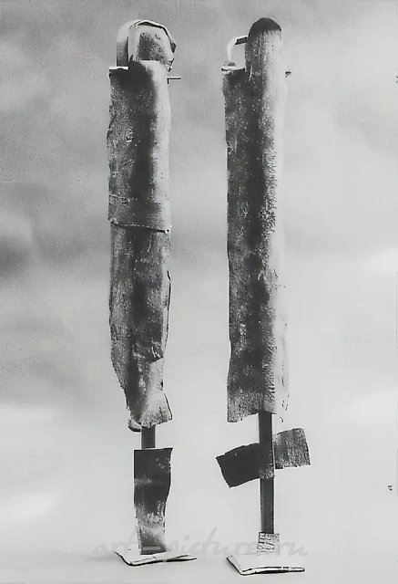 Кариатиды, 1993, свинец, 50х18х5. Собственность автора