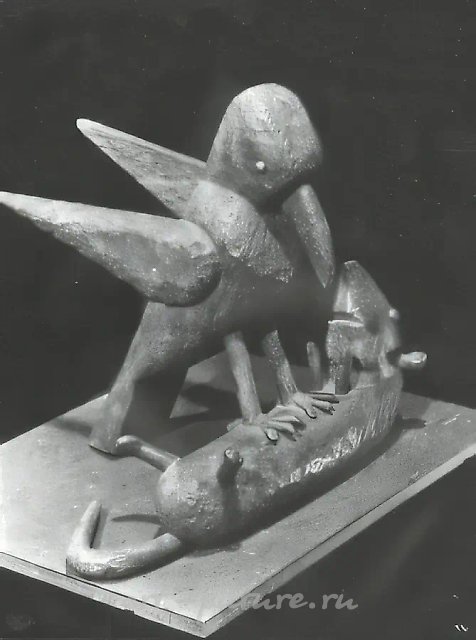 Ворона и крыса, 1992, дерево, 30х30х25. Собственность Министерства культуры России
