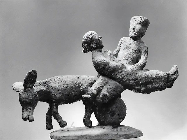 Похищение, 1984, бронза, 50х70х11 Собственность автора