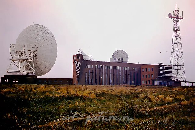 Архитектурный дизайн в Центре космической связи, 1983, металл, стекло, цветная штукатурка, фасад 70х83. Центр
