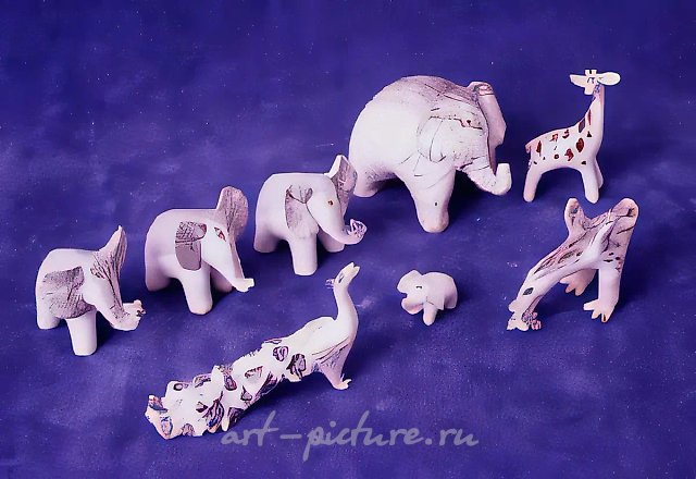 Слон (5 шт.), жираф, павлин, птица с ящерицей, 1994, фарфор, 6х9х6… Частная коллекция. Москва