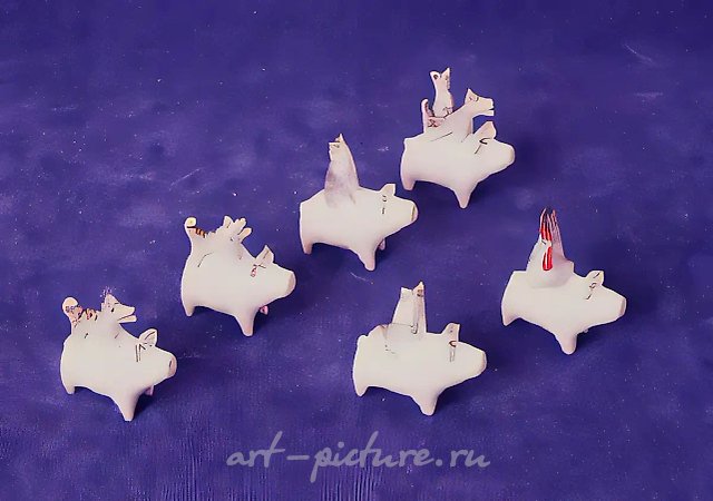 Всадники на поросятах (собаки, кошки, петух), 1994, фарфор, 5х5х2,5…6х4,5х2. Частная коллекция. Москва