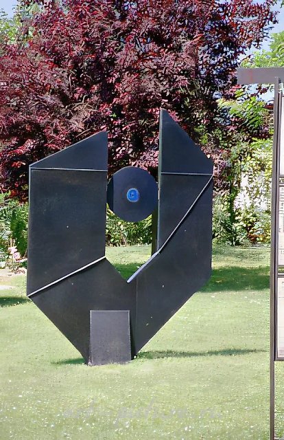 Зритель, 1993, патинированный металл, синяя стеклянная масса, 225х170х11