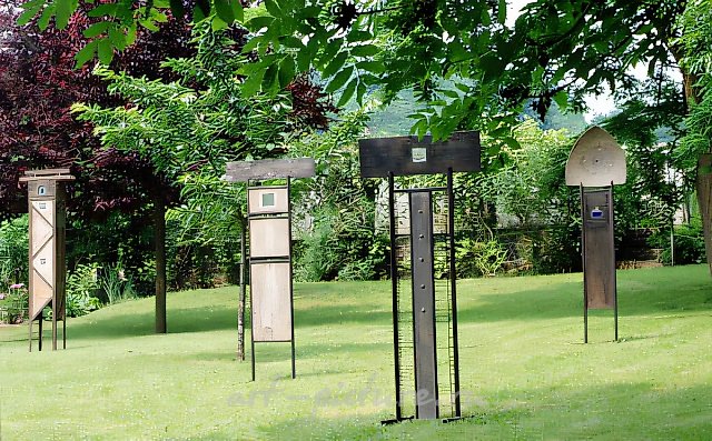 Зрители и звёздный страж, 1992, металл, шлифованные прутья, стеклянная масса, 200х60х25; 165х65; 160х60; 175х