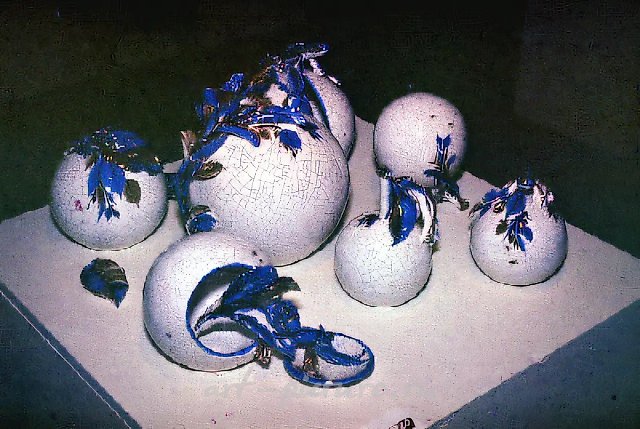 Мелодия летнего дня, 1980, шамот, подглазурная роспись по сырой эмали, высота 10–15. Собственность Всероссийского музея ДПИ