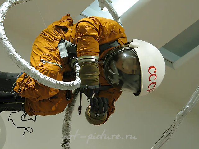 Космонавт, 2002, Воск, таксидермические швы, скафандр, шланг, 140х70х75 Из серии «Музей»