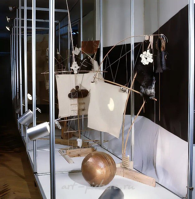 Погост. Из проекта "Кижи", 1991, Дерево, войлок, старая обувь, хлеб, 800х100 см Собственность автора