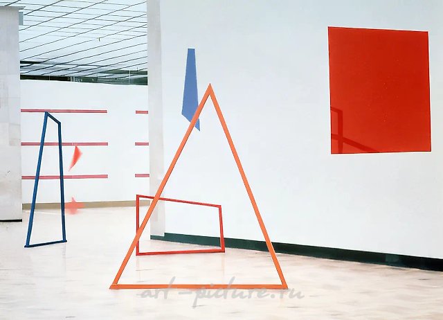 装置作品《分层》在莫斯科中央艺术家之家举办的“训练场-4”展览上，1994年。材料：木材、彩色有机玻璃、油画，尺寸：300x400x500厘米。作者自藏。