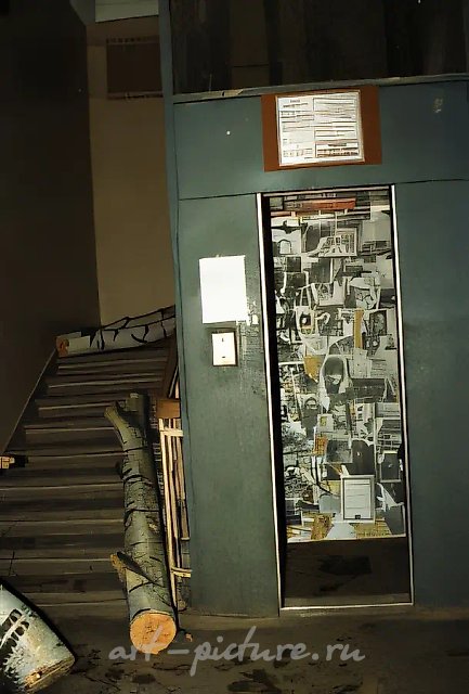 Подъезд N1. Открытые двери лифта и лестница наверх., 1993, инсталляция,   Собственность авторов