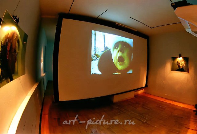 Свет далекой звезды. Видеоинсталляция, галерея "Школа", 1994, фотокообъекты, видеопроекция VHS, видеофильм А+D Home video,   Собственность авторов и галереи "Школа"