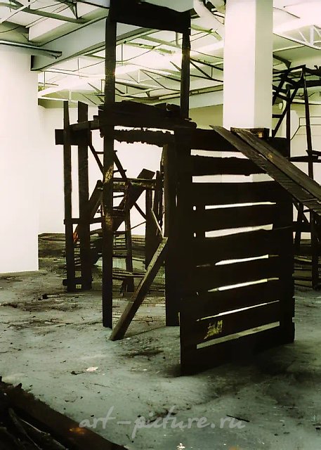 Полоса препятствий, 1995, инсталляция. обоженное дерево, 20мх30мх3,5м