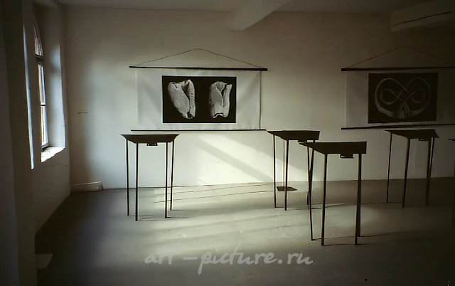 Черно-белая инсталляция (совместно с А.Ольшвангом), 1994, Смешанная техника,   Собственность авторов