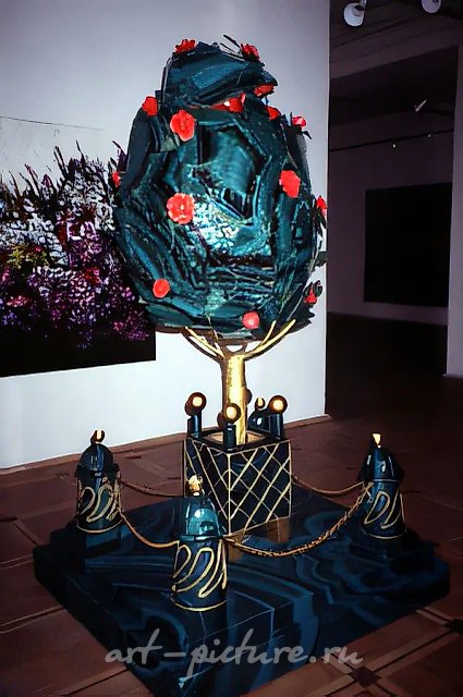 Чернильница Фаберже. Из серии "Фаберже", 1992, Папье-маше, оргалит, дерево, веревка, пластмасса, 200 х 120 х 140 см Собрание Рейнбанк, Москва