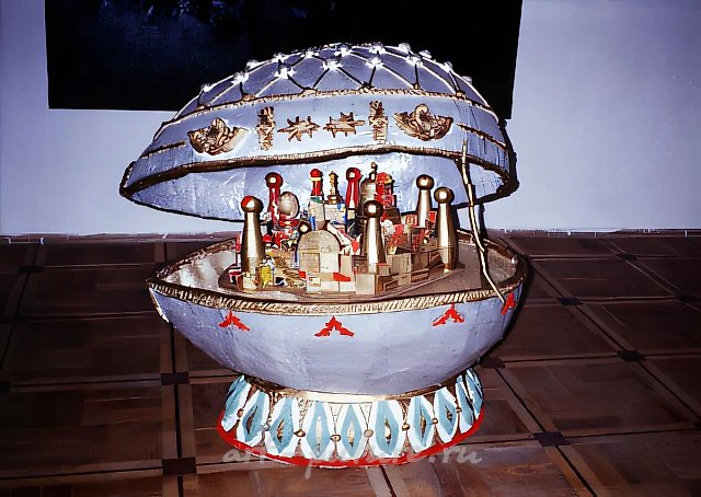Яйцо "Небесный Иерусалим". Из серии "Фаберже", 1993, Папье-маше, пластмассовые игрушки,  оргалит, дерево, веревка, 110 х 110 х 120 см Собственность автора