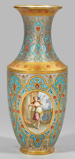 Великолепная ваза из фарфора, украшенная золотом и платиной, тонко расписанная изображением танцующей девушки на террасе.