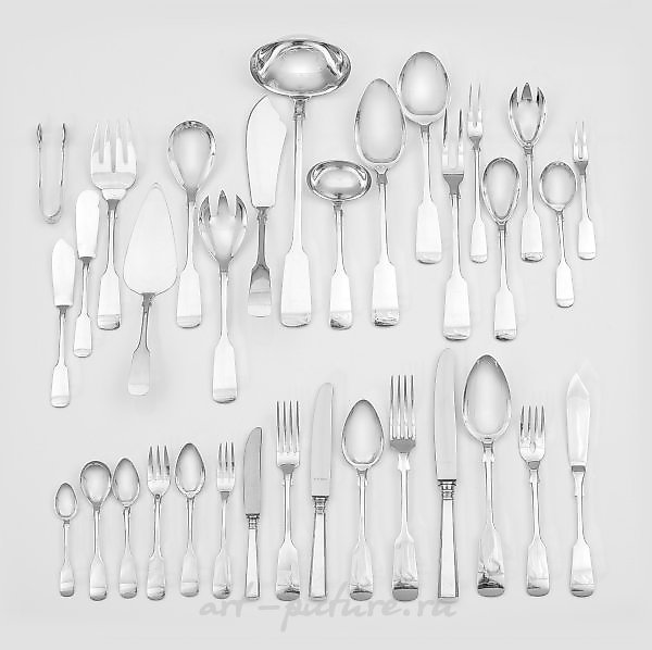 一套适合12人使用的丰富餐具。