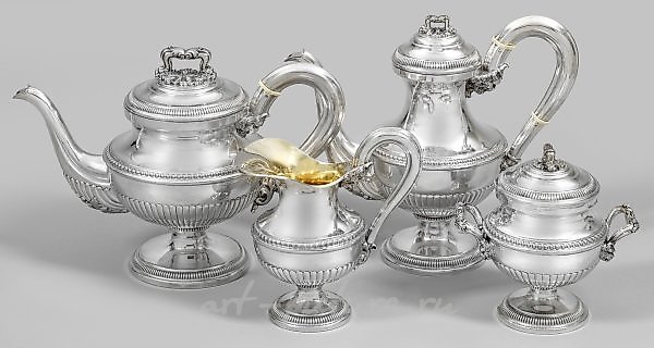 装饰性的帝国风咖啡和茶具服务