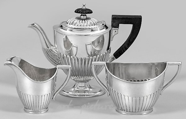 摩卡茶具，以安妮皇后风格为特色。