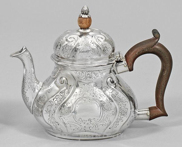 小型巴洛克风格茶壶