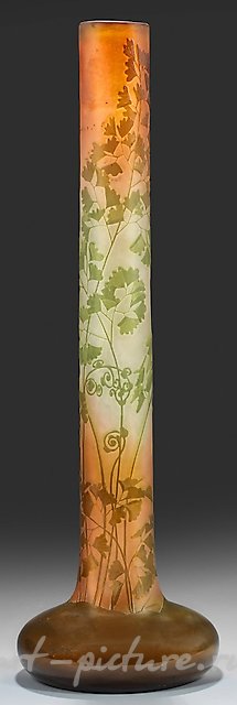 非常大的加勒棒形花瓶，装饰有“蕨类植物”图案。