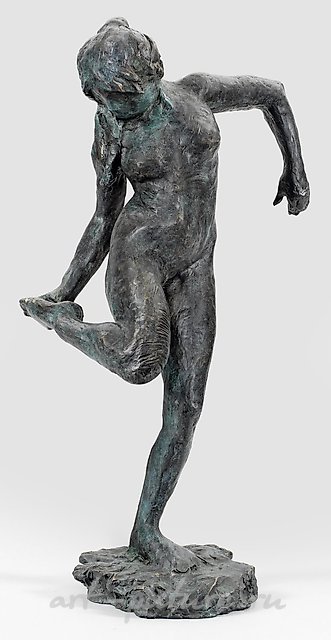 爱德华·德加（Edgar Degas）是一位著名的法国艺术家，以他对印象派运动的杰出贡献而闻名。德加于1834年出生在巴黎，从小展示出非凡的艺术才华。他在法国国立高等美术学院接受了正规的艺术训练。