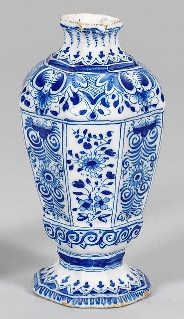 花瓶 (Huā píng)