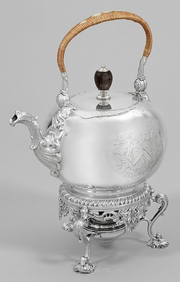 High-quality George III hot water kettle with rechaud.