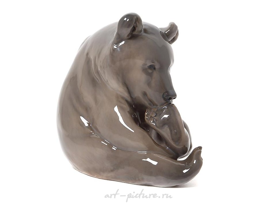 "Brown bear sucking its paw. Denmark, Copenhagen, Royal Copenhagen, 1923."
