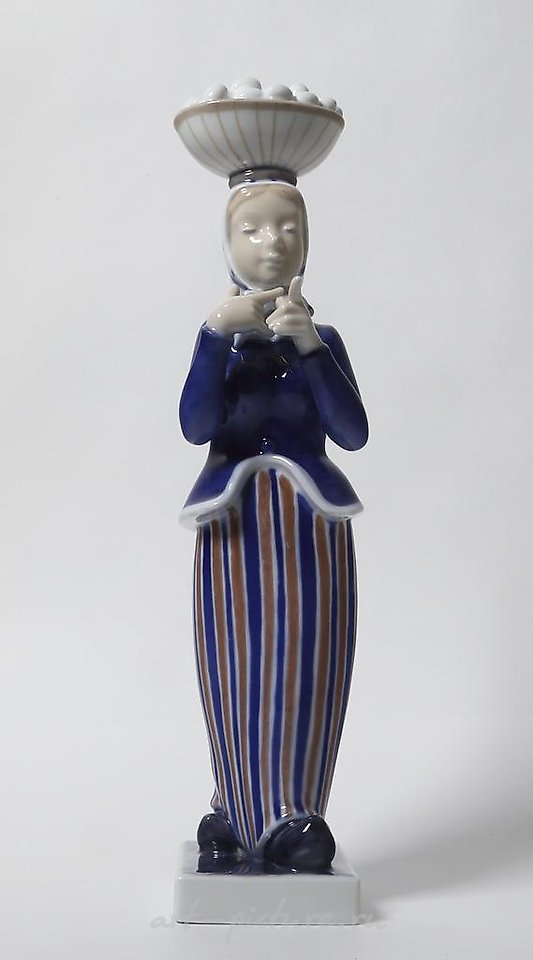 Женщина с корзиной яиц на голове. Дания, г. Копенгаген, Royal Copenhagen