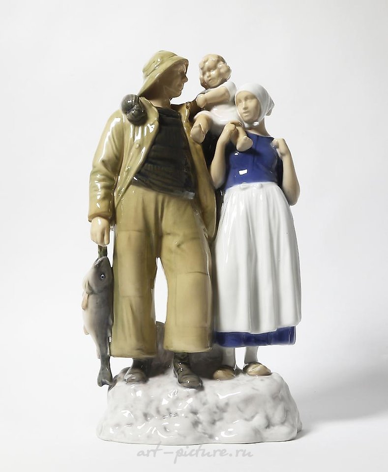 The text translates to: "Fisherman's Family. Denmark, Copenhagen, Bing & Grondahl."