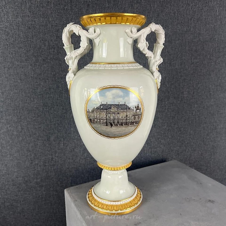 Vase with the painting by Arnold Krog, Amalienborg Palace in Copenhagen, Royal Copenhagen.