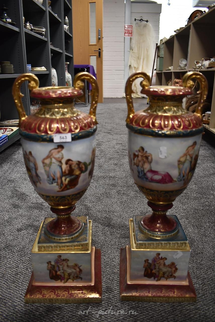Впечатляющие урны с позолоченным декором от Royal Vienna