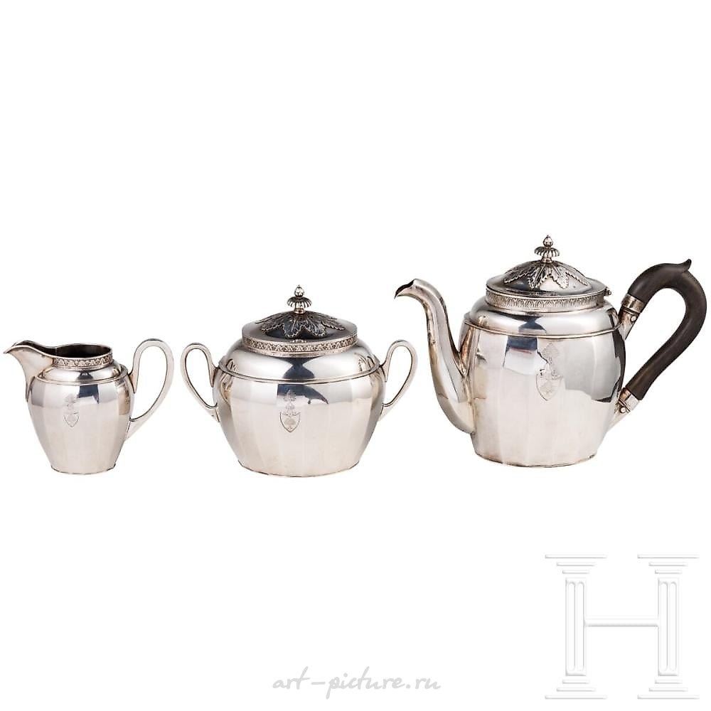 俄罗斯银制三件套茶具。包括茶壶、糖罐和奶罐。