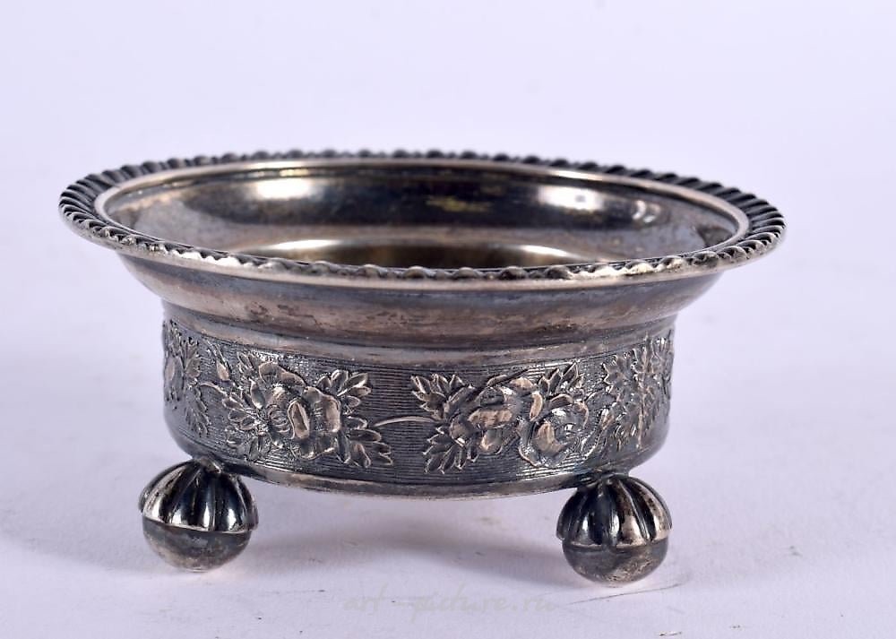 Русская серебряная солонка XIX века. 84,5 грамма. Ширина 7,75 см...